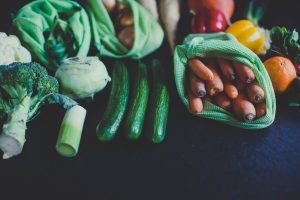 Frutas y verduras comprados localmente, sin plástico