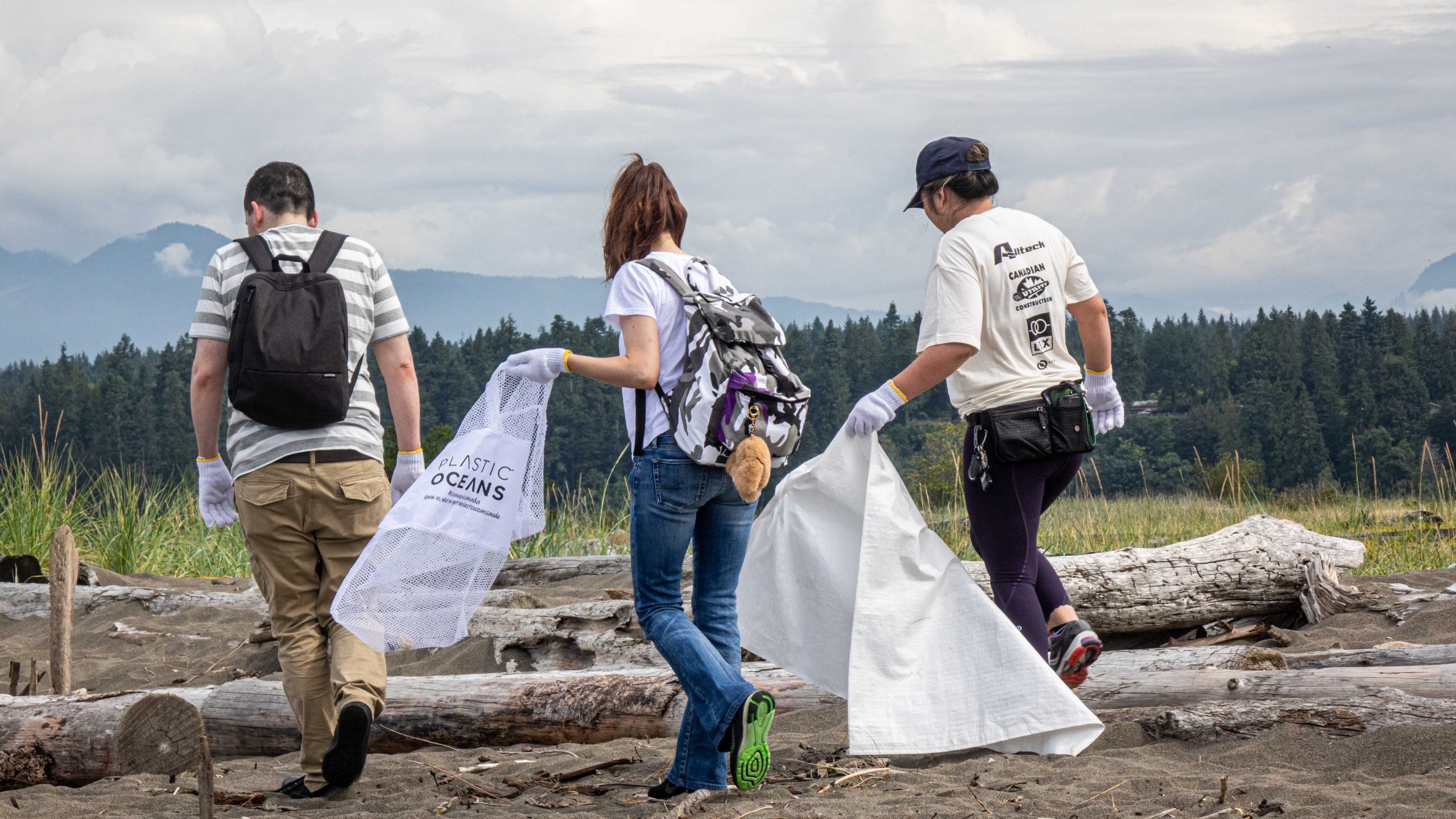 Volunteers at a Plastic Oceans Canada Cleanup