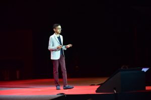 Haaziq Kazi dando una plática TEDx.