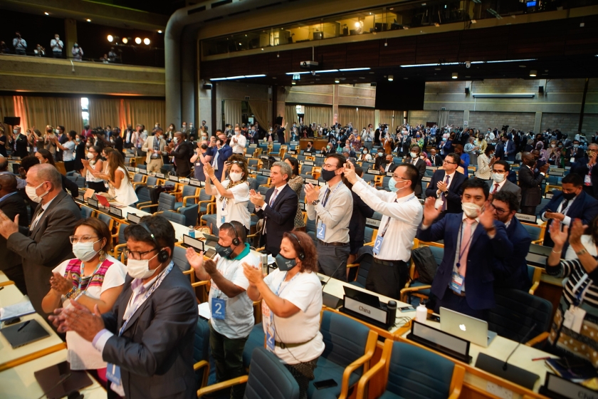 Standing Ovation during UNEA 5.2 upon approval of resolution to support plastics treaty
